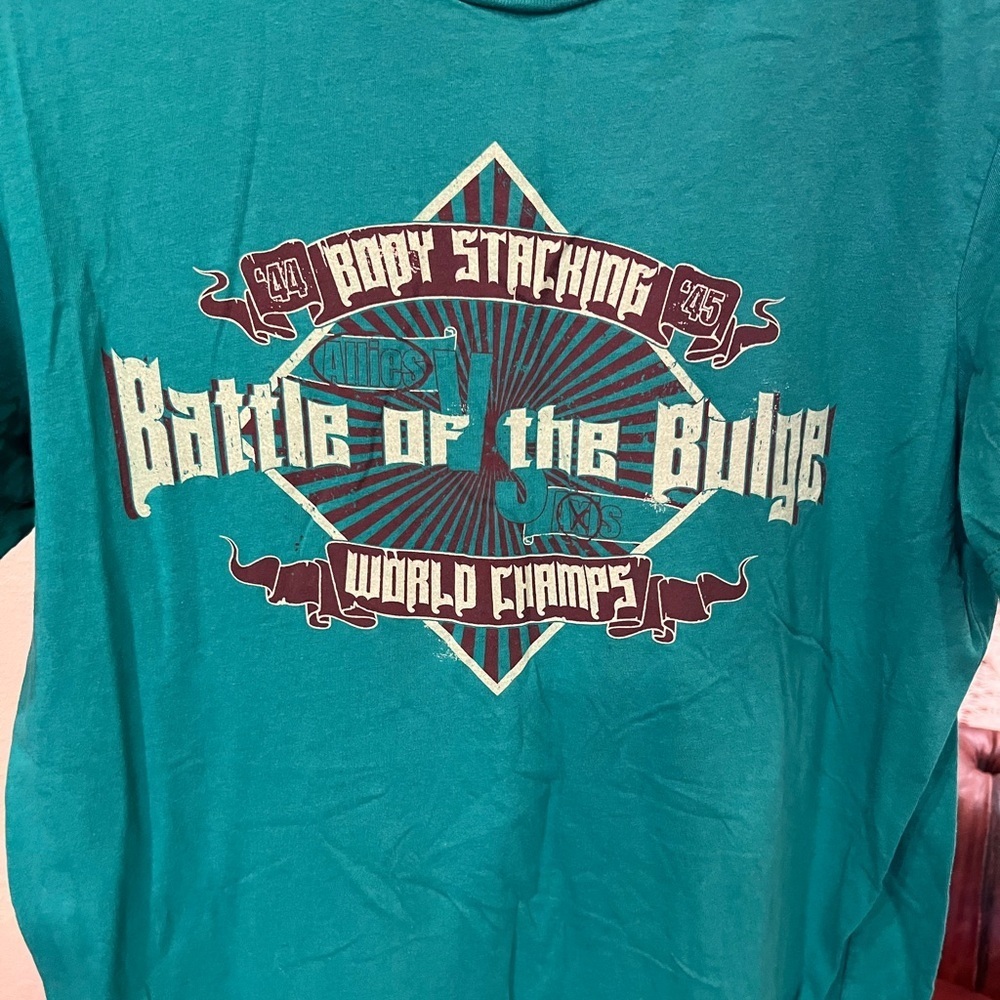 Grunt Style “Battle of the Bulge” Green Graphic Tee size large